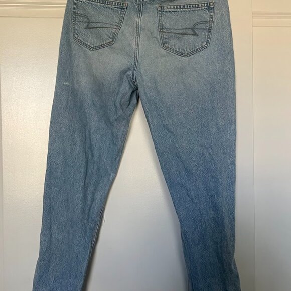 American Eagle Outfitters Light Wash Distressed Mom Jeans Size 4 - Picture 8 of 11